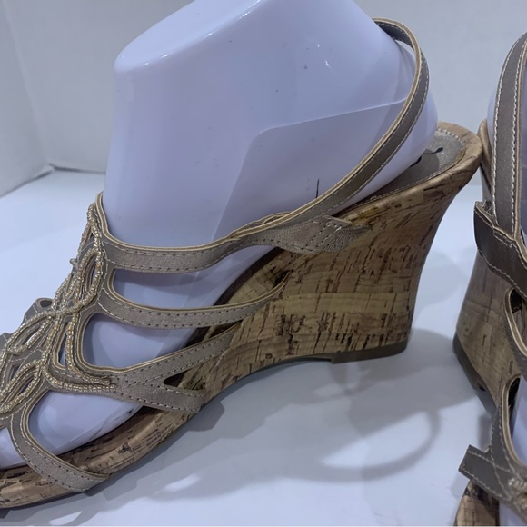 UNLISTED light tan gold size 11 gorgeous wedge strappy sandals new in box - Picture 5 of 10